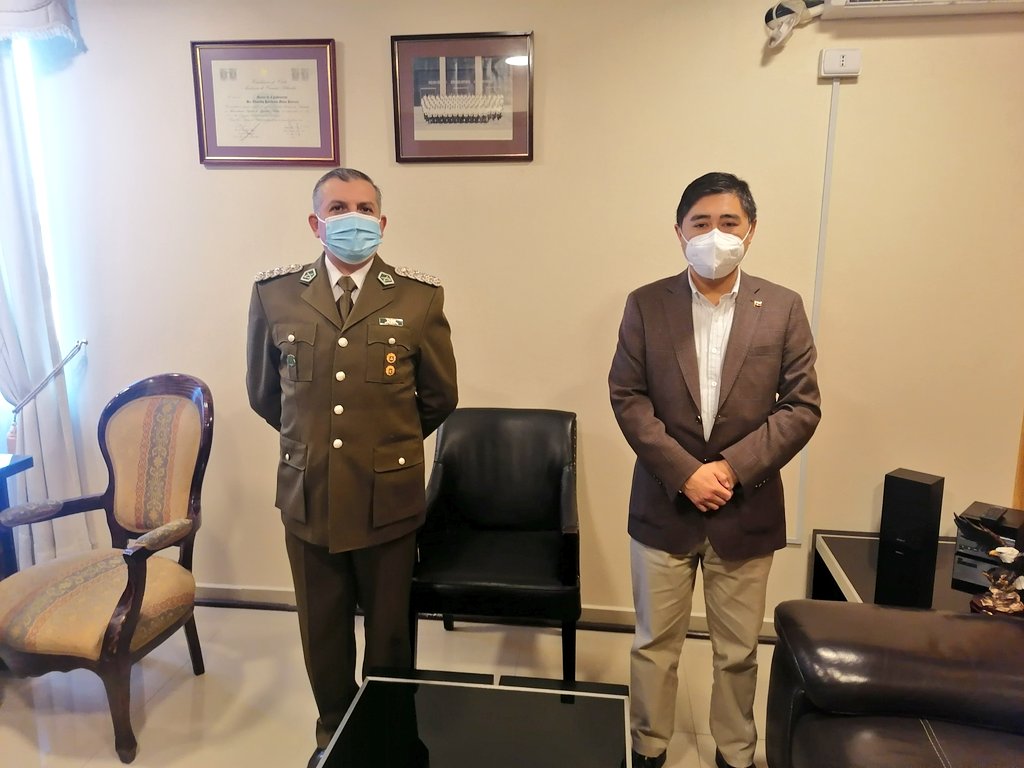 DPRBiobio's tweet photo. 🤝Gobernador @AnativiaJulio se reunió con el Prefecto de Carabineros de Concepción, Coronel Eduardo Mora, para agradecer el trabajo diario que realizan por las comunas, y su dedicación invaluable a la comunidad en el aniversario N°94 de la institución.  #ChileMásSeguro https://t.co/6o5DycDaQc