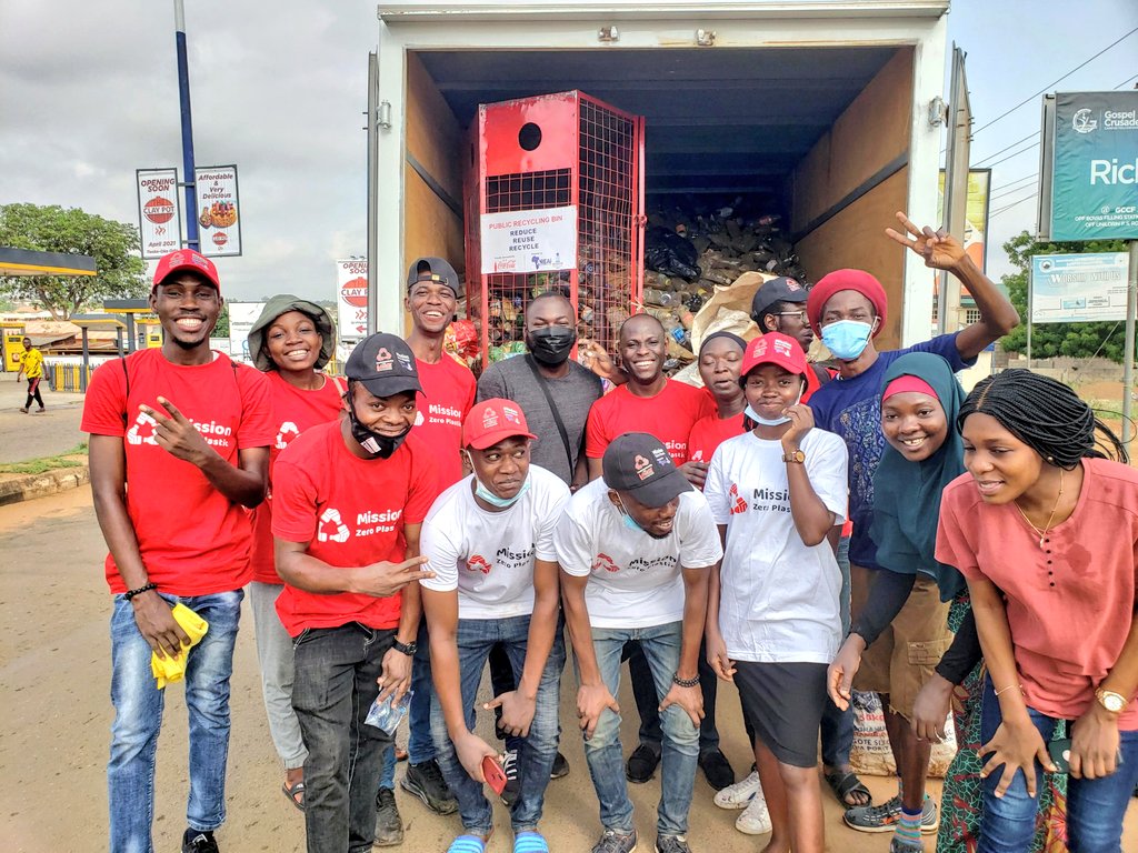 NiyiUsaefat's tweet photo. These cleanups reveal so much. We #plogged a 7mins walk & recovered 5900+ PET bottles from the side drains & walks at one go?! ๐คฏ
We're literally drowning in #plasticwastes.
But thanks to #RecyclingChampions in #Kwara who showed up to mark #EarthDay2021 w/ #MissionZeroPlastic https://t.co/SgPtm6ETG3