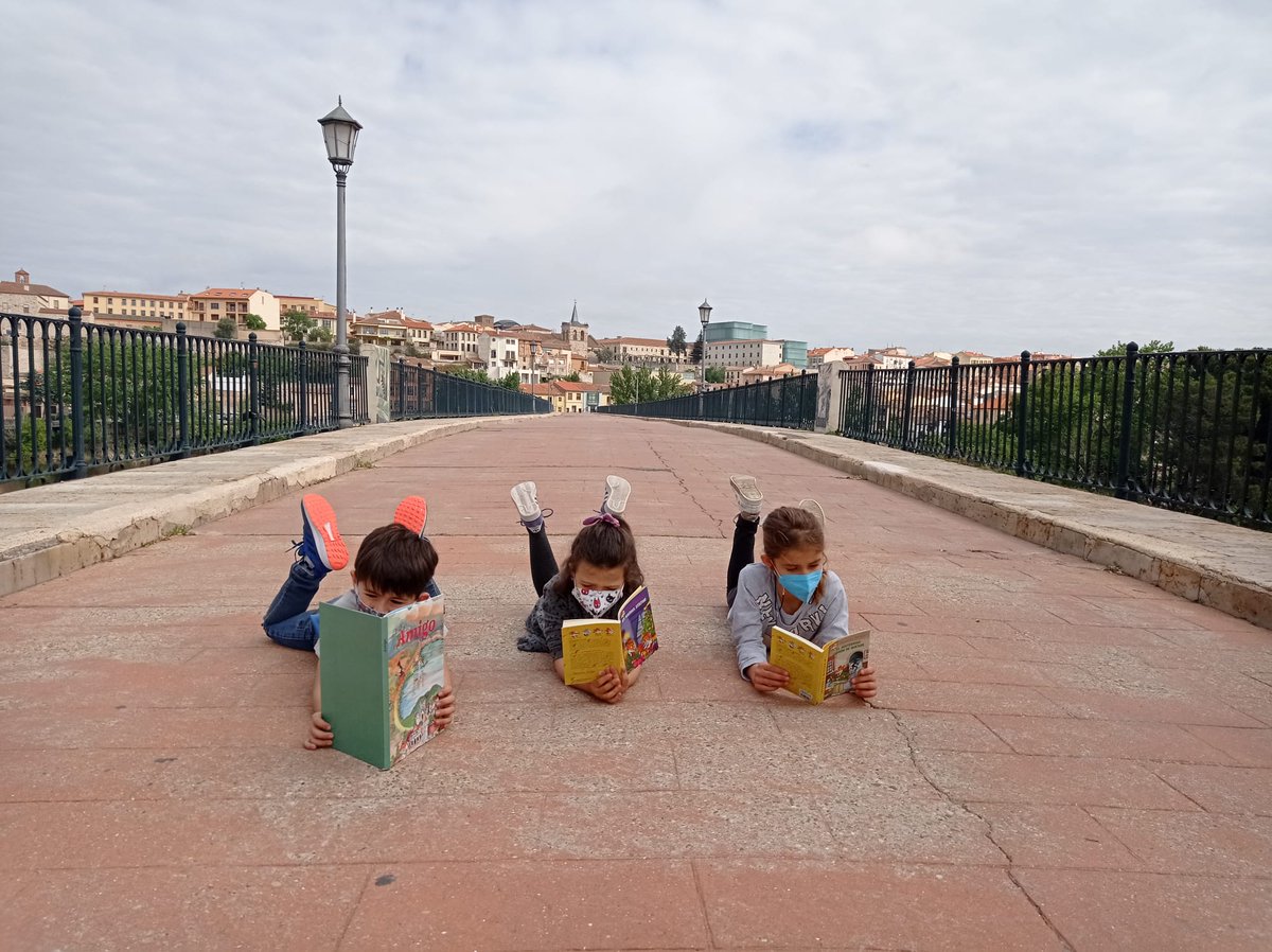 STrinidadZamora's tweet photo. 🎙️Rutas Literarias de #LosGuardianesdelDuero de la Etapa de Infantil
#ZamoraLee #AlAireLibro
Plan de Fomento de la Lectura
#SiembraCuidaRecoge
#MesUsera
#ColesAmordeDios https://t.co/oZVHS1rAsl https://t.co/NKnXrFhlv0