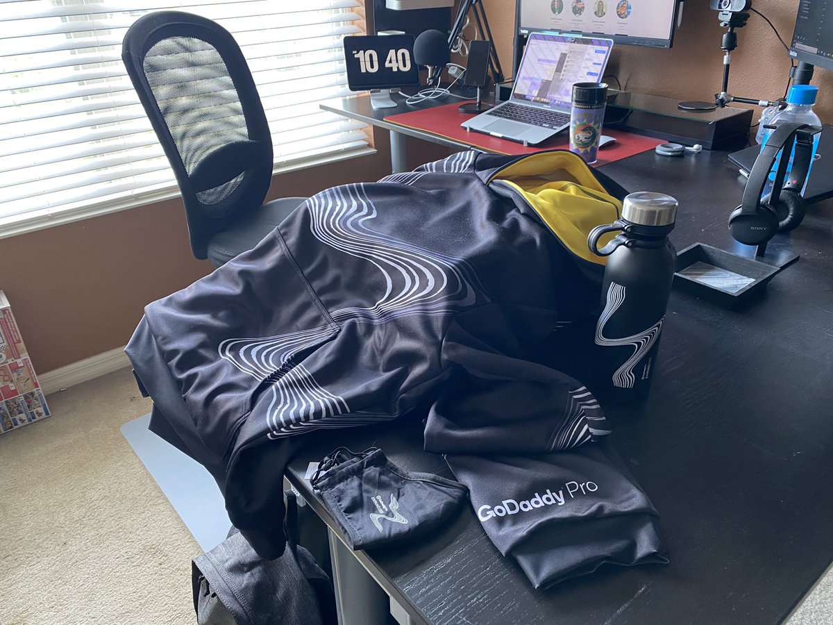 jpDesignTheory's tweet image. Special thanks to @GoDaddyPro for the swag! This reversable sweater is heavy and warm! #Expand2021