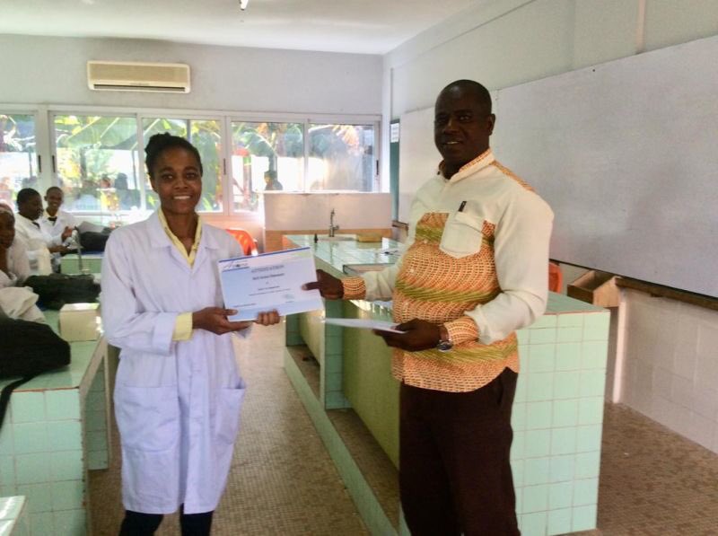 son2baby's tweet photo. Après la formation sur l’introduction à la #Santé #Sécurité au #Travail offerte par notre cabinet Axiome Génie Conseil , les étudiants de l’institut IVESTP d’Abidjan ont reçu leurs  attestations de participation sur les bonnes gestes en SST de la main du Directeur des Etudes. https://t.co/40UToXNwGS