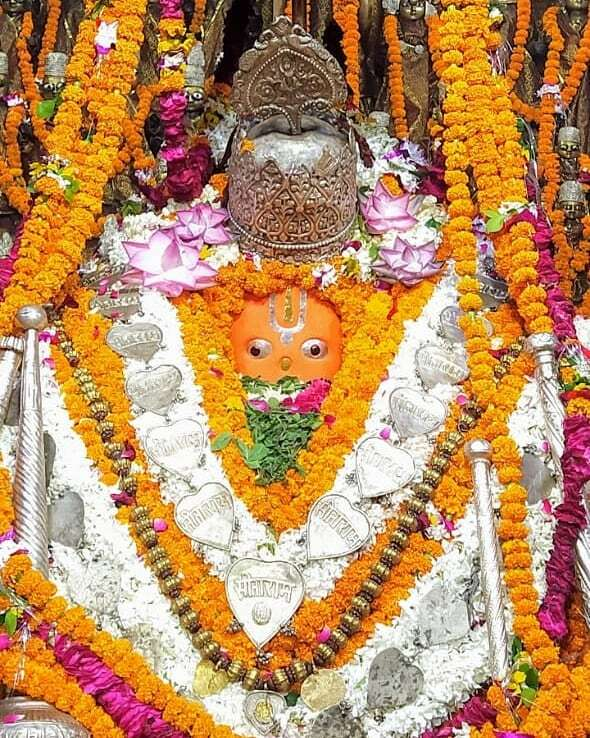 SanatanPrabhat's tweet photo. #HanumanJayanti2021

#हनुमानगढ़ी (हनुमानजी का घर) !

#Ayodhya में स्थित #हनुमान जी का यह अति प्राचीन सिद्ध मंदिर है।

जहां #श्रीराम वहीं हनुमान ! अयोध्या में किसी भी कार्य को करने से पूर्व हनुमान जी से अनुमति लेने की व #राम मंदिर से पूर्व इस #मंदिर के दर्शन करने की प्रथा है। https://t.co/Szrsc9Zte8