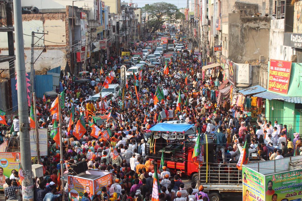 chelseafcin's tweet photo. This is literally unacceptable at any cost
1. The glimpses of BJP Telangana President @bandisanjay_bjp campaign at Warangal
2. Just look at this picture this of today afternoon 

#Resign_PM_Modi https://t.co/1psZAkEzuu