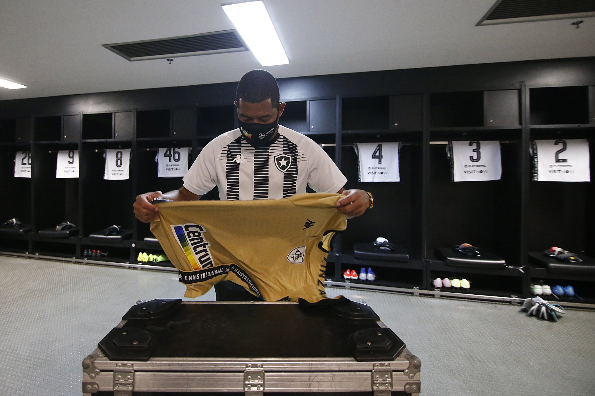 Botafogo F.R. on X: Roupeiro do Fogão há 23 anos, Zé comemorou o  aniversário feliz da vida ontem. 🔥🥳 #VamosBOTAFOGO Assista aos bastidores  na Botafogo TV:   / X