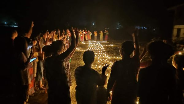 sfys_nn's tweet photo. "WE WILL NEVER BACK DOWN"
On Apr 27, Local people from #Monywa staged a night anti-Coup strike by performing the word  "We will never back down" with hundreds of candles to show their unwavering desire about taking down the Junta and restore democracy back to Myanmar.
#Apr27Coup https://t.co/TXFYVyaku5