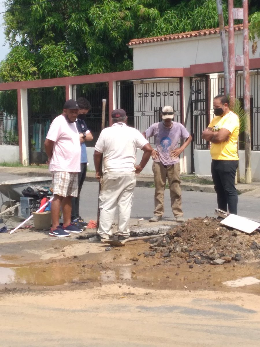 Noticias24S's tweet photo. #NOTICIAS24SC... en la mañana de este Martes 27 de presente mes, el empresario Joven #JJsanoja  estuvo conversando con los #habitantes del  sector  #Losmalabares,  conociendo  la #problemática que los aqueja , así mismo  #JJsanoja mantuvo compromiso de trabajo por el municipio. https://t.co/zbydlUaDik
