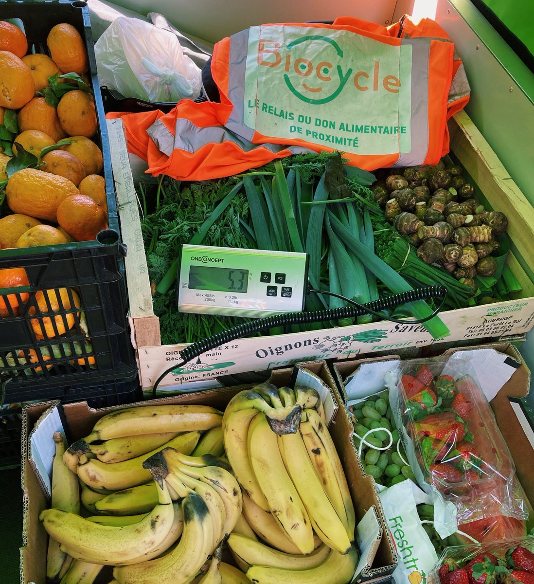 1ère collecte au marché de @villeKB la semaine dernière ! Après une belle récolte, ces fruits et légumes ont été acheminés en vélo triporteur à l’association L’un est L’autre 🚲🍌🍇