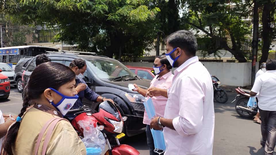 thecroindia's tweet photo. CRO Telangana State distributed Mask and spread the Awareness regarding Covid 19 at Hyderabad.
#GrahakBolega #Covid_19 #MaskUpIndia @TOIHyderabad @NITIAayog @fooddeptgoi @fssaiindia @TRAI @IndianStandards https://t.co/1z2oS4bdok