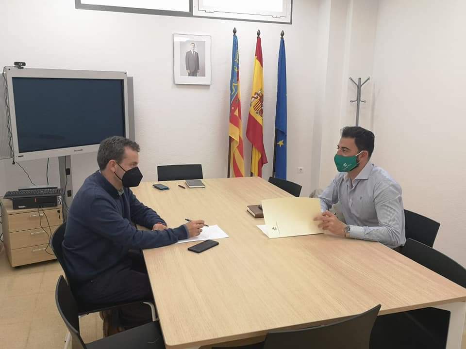AparicioDamaso's tweet photo. Reuniones importantes con el director de la oficina @GVArenhace Vega Renhace, Antonio Alonso, y el Comisario Adjunto de la CHS @chsriosegura, Adolfo Mérida, tratando temas de gran relevancia para el #futuro de nuestra ciudad.
#TodoPorOrihuela
#EstoFunciona https://t.co/m5disetlwO