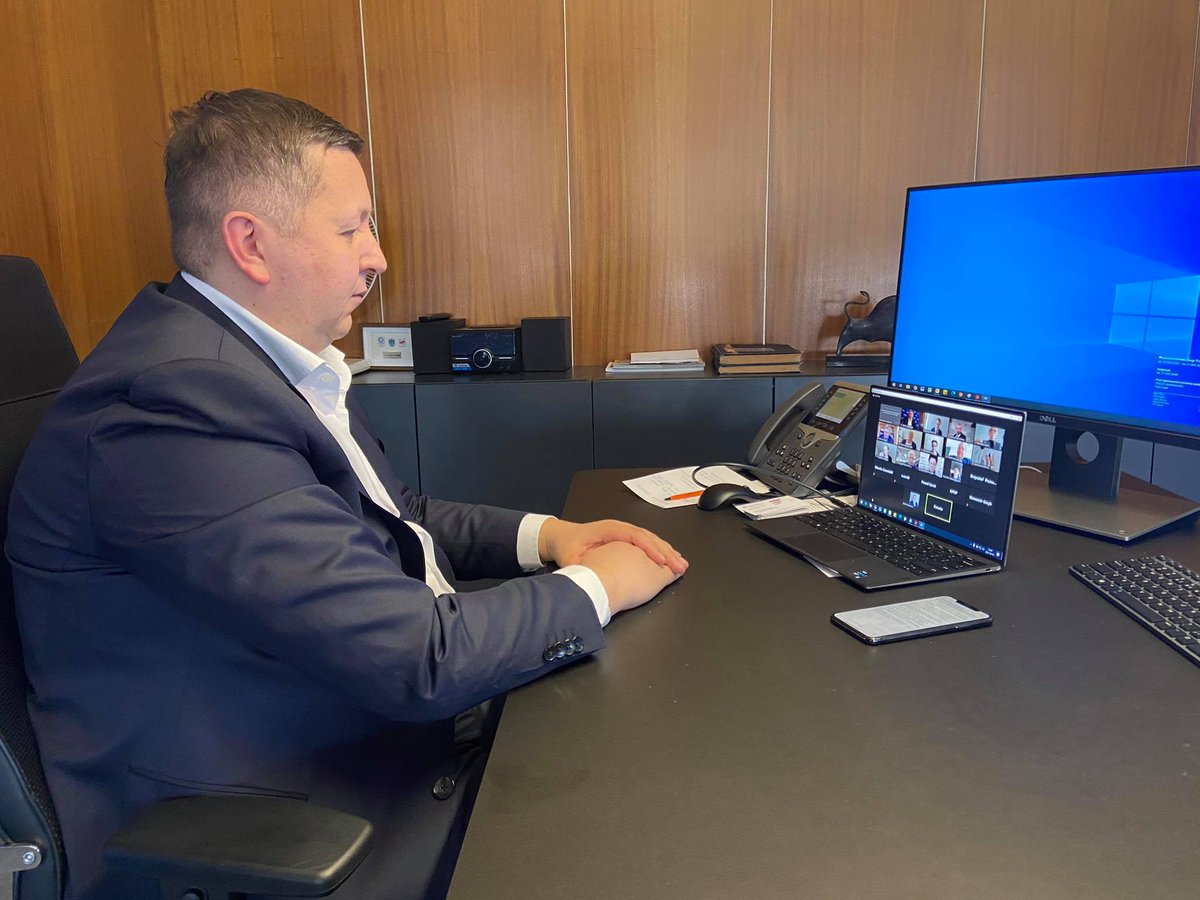 TomaszKobierski's tweet image. Za nami spotkanie online branż zamkniętych na zaproszenie @prezydentpl. W spotkaniu ze strony rządowej udział wzięli m.in. Prezydent RP Andrzej Duda, oraz Premier @Jaroslaw_Gowin. 
Relacja - bit.ly/2Ps24Vf
#targi #PIPT