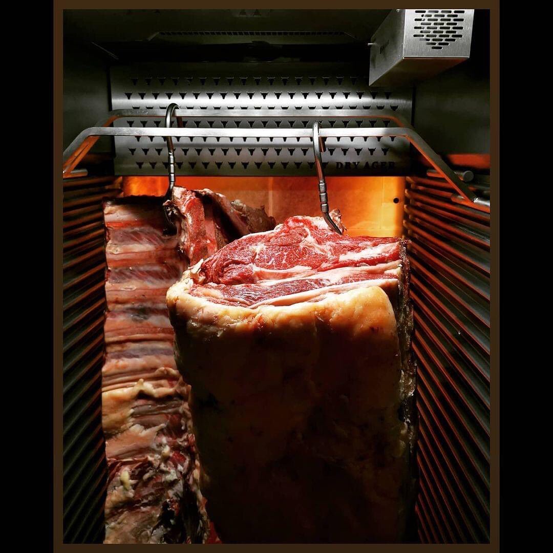 WHEN IT STARTS ... ⏳🙌
_
How long would you age the loin?

#dryager #meattime #mymeat #instameat #dryaged #dryagedbeef #dryagerlove #tomahawk
📸: @giorgosdrossopoulos – Thanks for sharing!