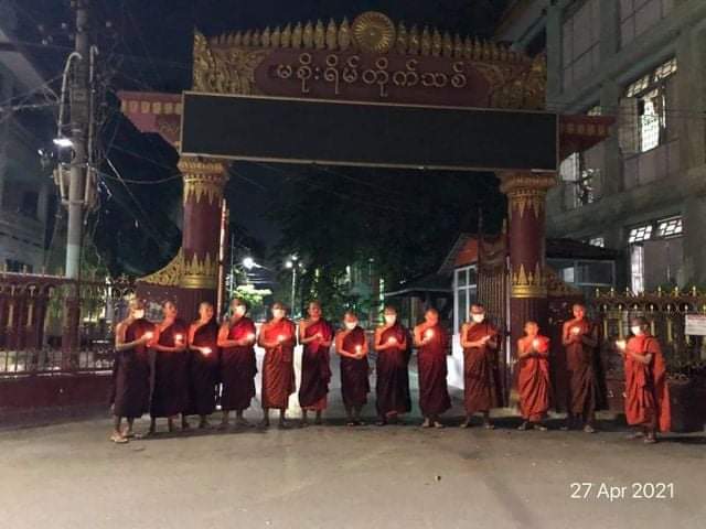 Buddhist monks from Masoeyein Tite Thit Monastery, peacefully protest against military coup and pray for the fallen heroes who gave their lives in the fight for Democracy.
#WhatsHappeningInMyanmar 
#Apr27Coup