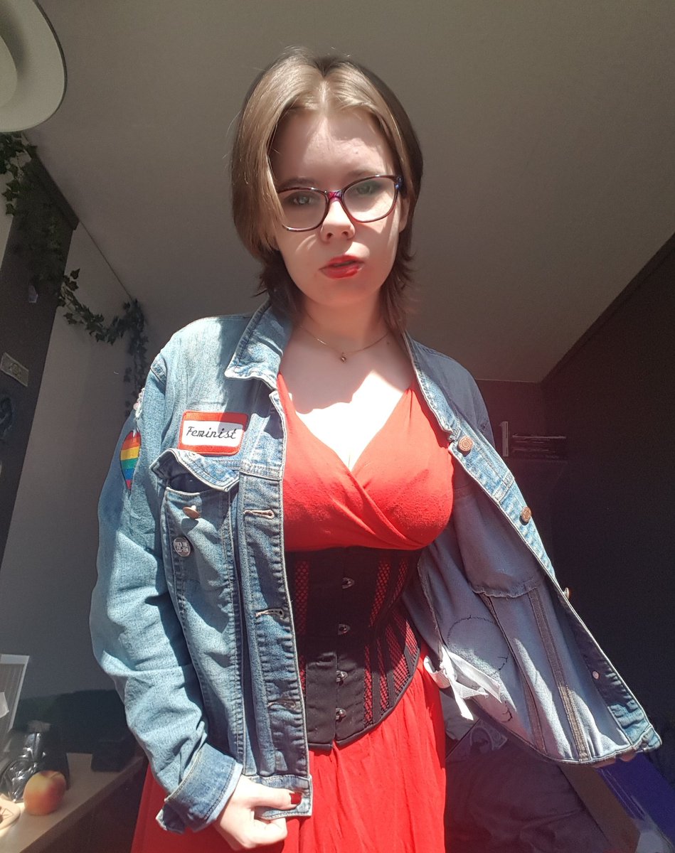I look like this even on my bad days.

No wonder all of the boys at school are falling in love with me.

💸 findom femdom female supremacy humiliation feminist leftist dominatrix curvy college domme svensk domina
