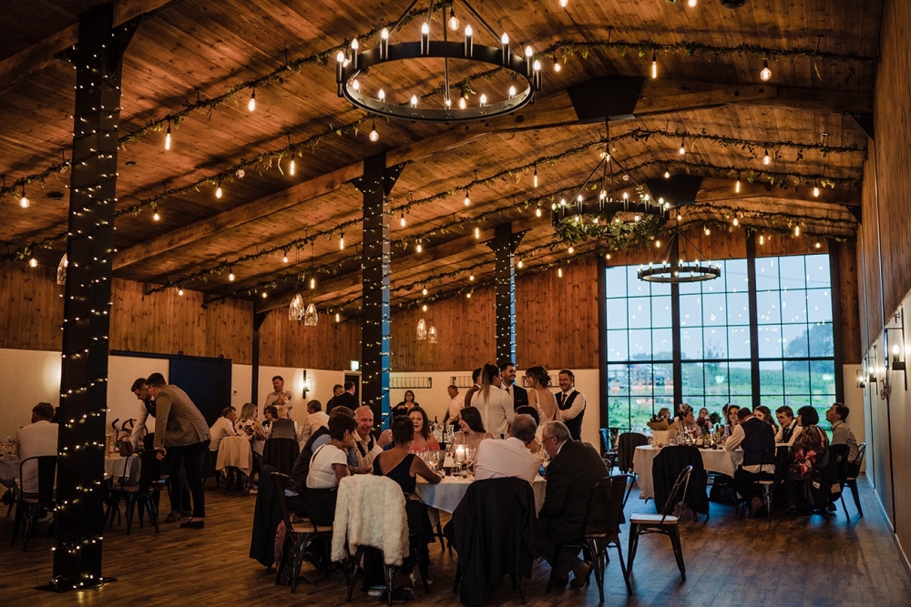 WEDMAGAZINE's tweet image. Having met at school at 15 (we love a high-school-sweetheart story!), Ruth and Leigh's autumnal wedding at Upton Barn &amp;amp; Walled Garden was a petal-pretty  mix between country and rustic, and modern and sleek: wedmagazine.co.uk/ruth-and-leigh…

Photography @YetiPhoto
Venue @uptonweddings