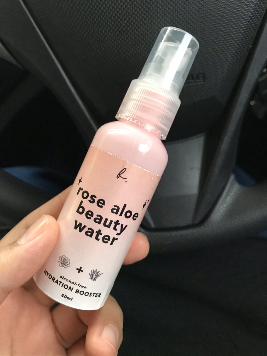 Otw g masjid haritu baru perasan lupa letak hand lotion dlm beg. Tangan dh kering2 yang nampak putih2 tu 😩. Nasib baik ade si kecik ni. Spray kat tapak tangan macam spray sanitizer haha asal bolehhhh

<a href="/blossommyra/">Blossommyra HQ</a> 

Nak jugak? Boleh whatsapp Nanad
wa.link/jajfa8