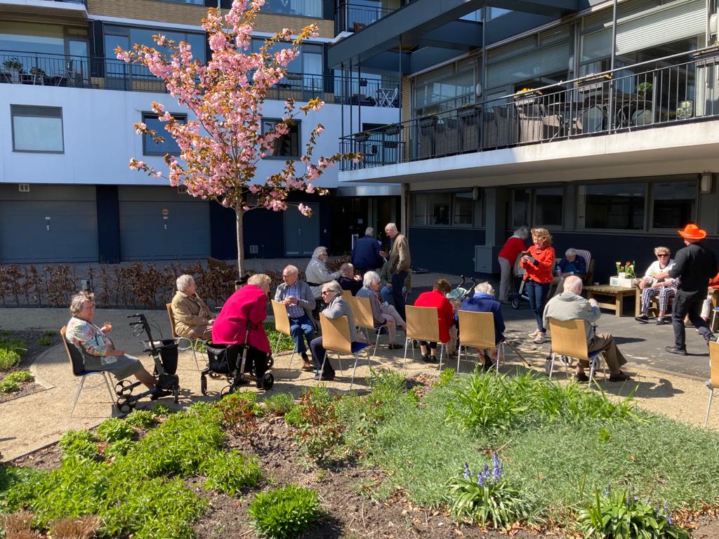 Heerlijk dat het weer kan! Bijna alle bewoners gevaccineerd en dus samen genieten van #koningsdag2021 in de tuin. Natuurlijk volgens de maatregelen!