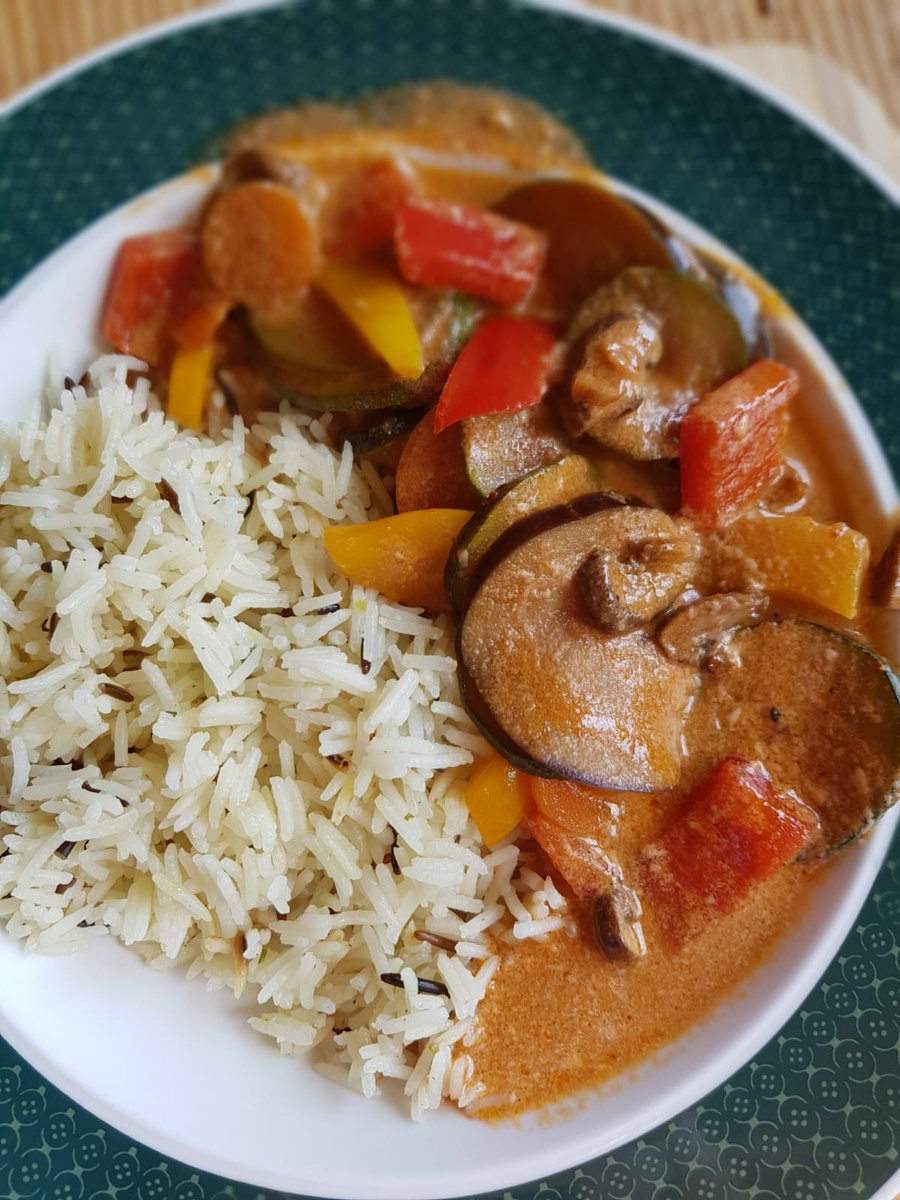 MarkusStrinz's tweet photo. Ernährungstagebuch 
Veganes Thai Curry mit viel Gemüse https://t.co/rWxtqtwdsP
