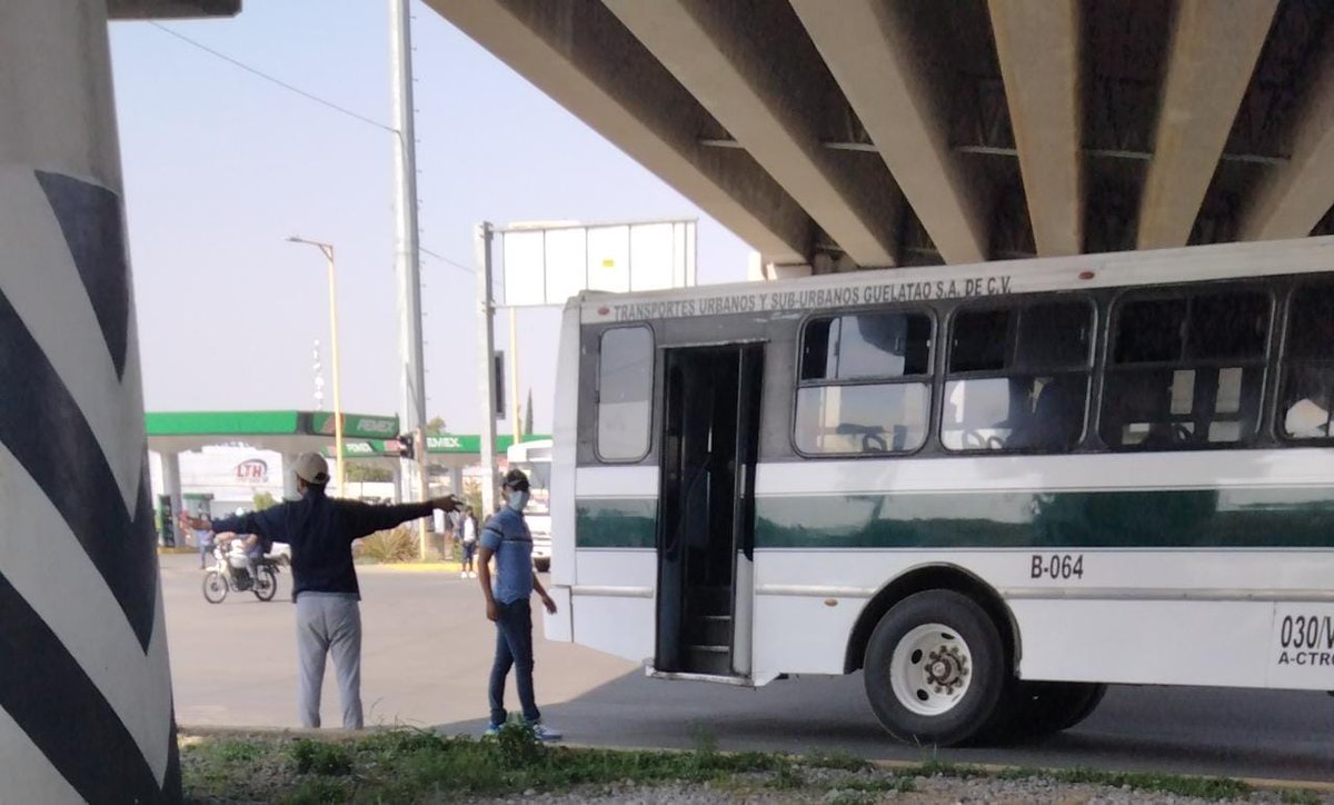 diarioelfortin's tweet photo. #AlertaBloqueo | Llegan más refuerzos al bloqueo en el Aeropuerto Internacional Benito Juárez #Oaxaca

🔻 #CENEO secuestró más autobuses en la Capital de Oaxaca que fueron trasladados al bloqueo que mantienen desde el domingo. Suman más de 36 vuelos cancelados. https://t.co/BvWrYyzn6I
