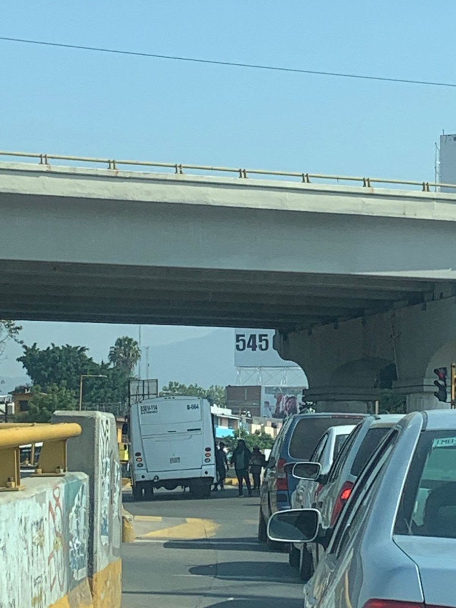 diarioelfortin's tweet photo. #AlertaBloqueo | Llegan más refuerzos al bloqueo en el Aeropuerto Internacional Benito Juárez #Oaxaca

🔻 #CENEO secuestró más autobuses en la Capital de Oaxaca que fueron trasladados al bloqueo que mantienen desde el domingo. Suman más de 36 vuelos cancelados. https://t.co/BvWrYyzn6I