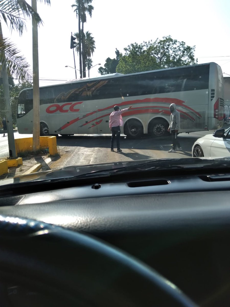 diarioelfortin's tweet photo. #AlertaBloqueo | Llegan más refuerzos al bloqueo en el Aeropuerto Internacional Benito Juárez #Oaxaca

🔻 #CENEO secuestró más autobuses en la Capital de Oaxaca que fueron trasladados al bloqueo que mantienen desde el domingo. Suman más de 36 vuelos cancelados. https://t.co/BvWrYyzn6I