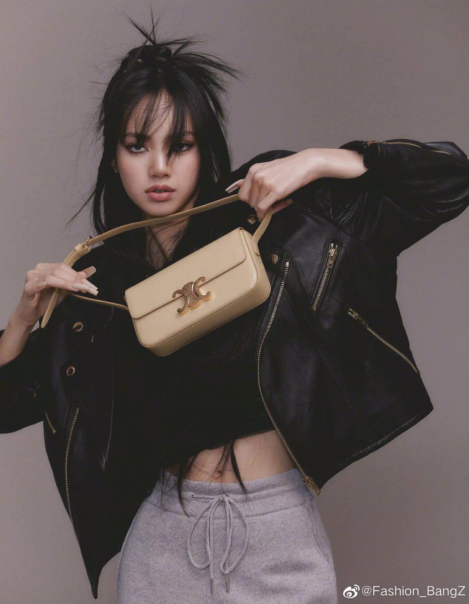 SLoveLisa01's tweet image. เข้าใจแล้วว่าทำไมปกถึงแพง ดูแล้วหัวใจเต้นแรงเลยครัช อยากได้อ่า #LISA 😭😍