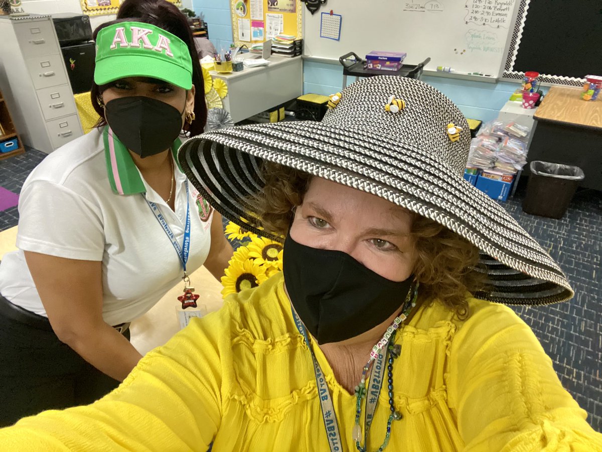 marietculver's tweet image. Go Mad for Math Hatter Day! #MathCounts2 ⁦@banwareetaylor⁩ #MathAwarenessMonth 🐝 🐝 🐝 👒 💕💚💕💚