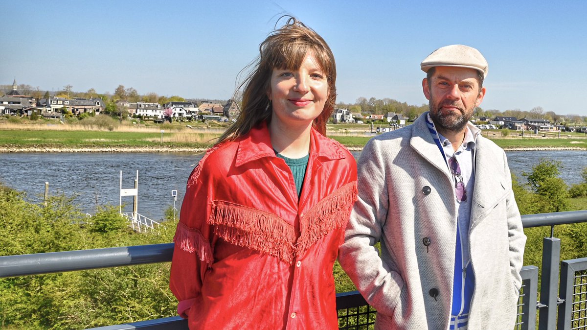 RJLeerink's tweet photo. Dinsdagochtend was er hoog bezoek op de uitkijktoren op Fortmond. Roosbeef zangeres Roos Rebergen en acteur Harro van Lien stonden voor de camera’s op de set van de IJsseltheaterfietstocht 2021. https://t.co/KdimAyz68V