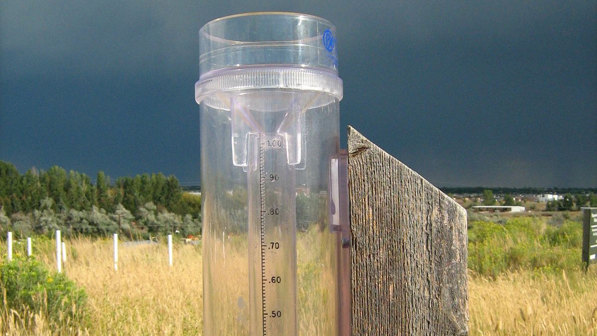 northern_water's tweet photo. After a year of unprecedented wildfires, collecting timely rainfall data is key, as rainfall can cause flooding and water quality issues downstream. If you live in or near an affected burn area, learn how you can help at https://t.co/pSaKIUbL9k. @grandcountygov @GrandCountyOEM https://t.co/HTewAGPiFa