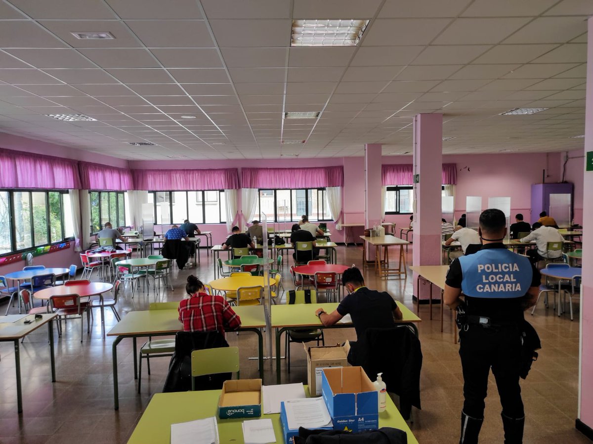 PoliciaLocalSC's tweet photo. Hoy se ha desarrollado la prueba de supuestos prácticos de #OposicionesPLSC para acceder a las 38 plazas de agentes @PoliciaLocalSC siguiendo todas las normas preventivas ante #COVID19 en las aulas del CEIP Las Delicias. #Ofra Mucha suerte para todos. https://t.co/OOS3kSdxP2