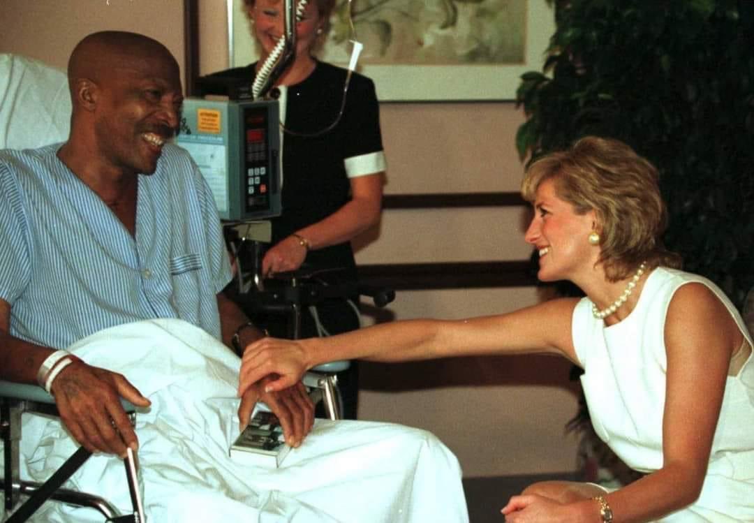 Chicago_History's tweet photo. Princess Diana visiting with a patient at Cook County Hospital.

#ChicagoHistory ✔️ https://t.co/h52Xeuj6PH