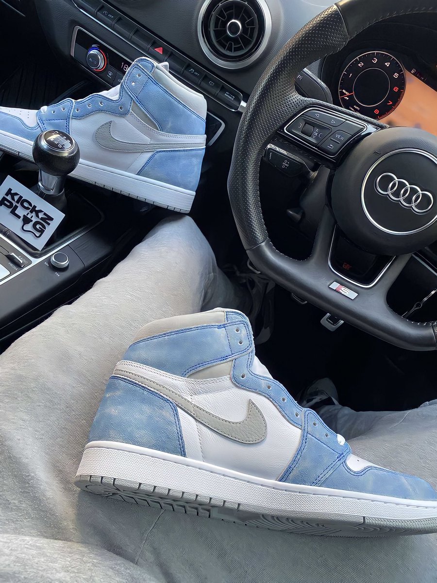 kickzplugldn's tweet photo. Jordan 1 Hyper Royal https://t.co/7fhYssLSe2