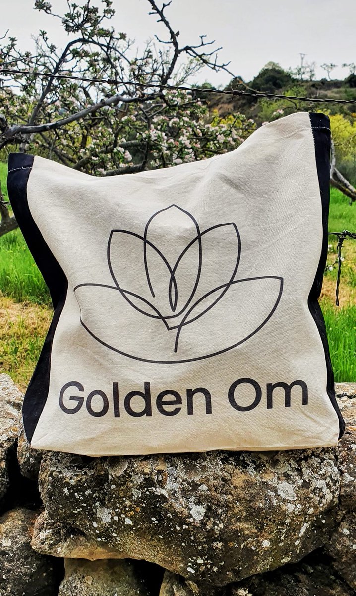 Estamos muy contentos de anunciar que Golden Om Shop ha confiado en nosotros  como proveedores y como punto de recogida para sus productos 🙂 Echa un vistazo a sus #ToteBag de puro #AlgodonOrganico, ¡te van a encantar! Llegan el día 30 de abril, ¡únete al sentimiento #GoldenOm!