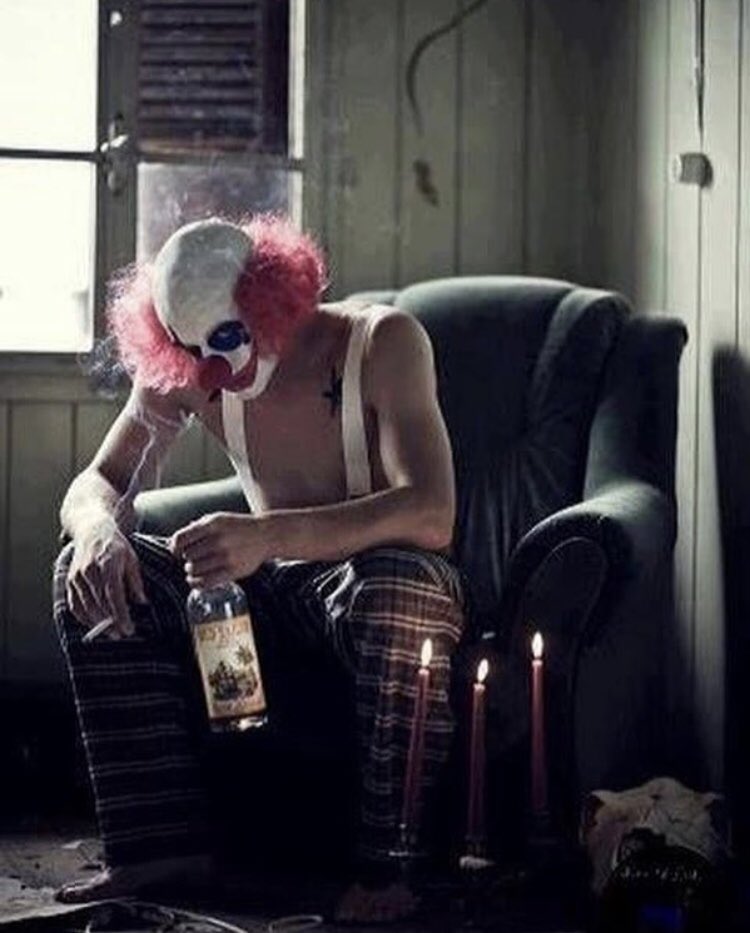 Клоун устал. Уставший клоун. Одинокий клоун. Грустный клоун. Усталый клоун в гримерке.