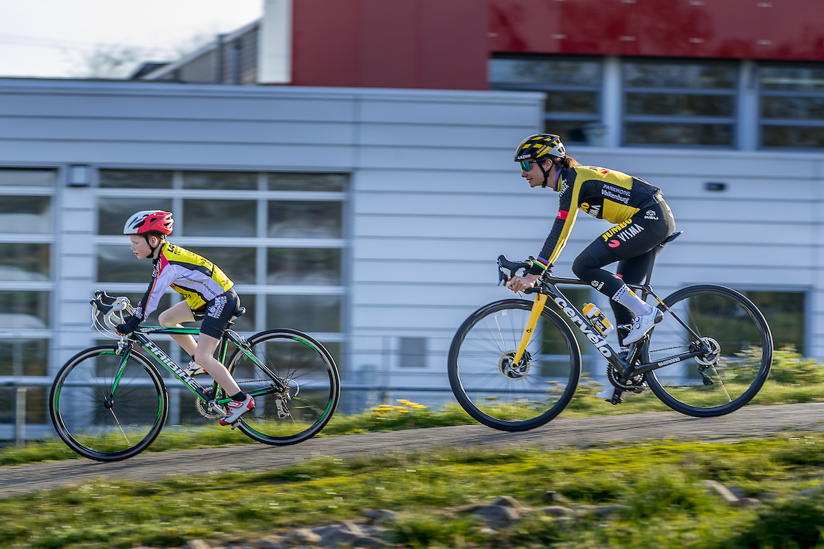 AWVdeZwaluwen's tweet photo. Komt @marianne_vos langs bij de jeugdtraining van #awvdezwaluwen met beeld op https://t.co/7SpEew8AFb
#jeugdsport #jeugdwielrennen #awvdezwaluwen #lowikmeubelen #moddit #regiobank #baartmanassurantiën #tentusscherfietsenwinkel https://t.co/zaSz7L1YxX