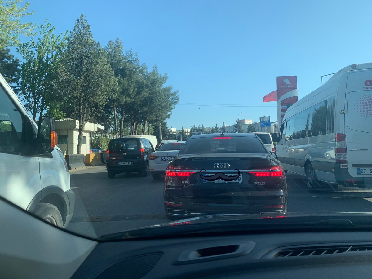 1. Organize - İpekyolu Kavşağında her akşam aynı durum yaşanıyor. Trafik kilit. Kaza olması an meselesi. Tersten giden araçların engellenmesi, durdurulması için bir kaza olup can kaybı yaşanması mı gerekiyor? <a href="/gul_davut/">Davut GÜL</a> <a href="/FatmaSahin/">Fatma Şahin</a> <a href="/gantepvaliligi/">Gaziantep Valiliği</a> <a href="/EmniyetGM/">Türk Polis Teşkilatı</a> <a href="/GundemiAntep27/">Antep Gündemi</a>