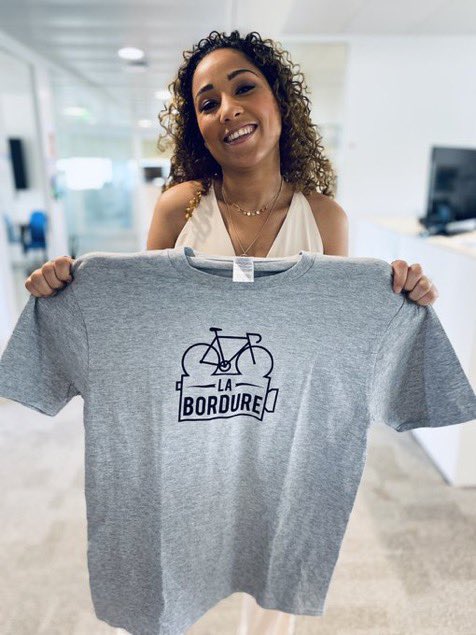 lequipedusoir's tweet photo. 🎁 CADEAU 🎁 

À l’occasion du Tour de Romandie sur @lachainelequipe , @vsainsily vous offre le t-shirt de l’association @labordure qui fait découvrir une autre image du vélo à travers leurs documentaires 🚴‍♂️

Pour le gagner : RT + Follow @lequipedusoir #EDS https://t.co/JdytLH6EIH