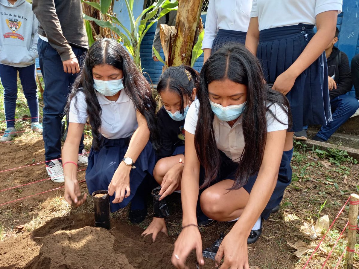 CarazoD's tweet photo. #EnVictoriasEducativas El @INAFORNICARAGUA  entrega a @minednicaragua  materiales para la instalación  de viveros forestales y frutales que estarán en diferentes escuelas  de #Carazo 
#LaPazEsElCaminoDaniel2021 https://t.co/WECDysqTz9