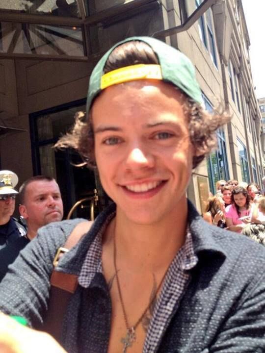 Harry Styles wearing snapbacks, a thread~ because he looks hot as fuck