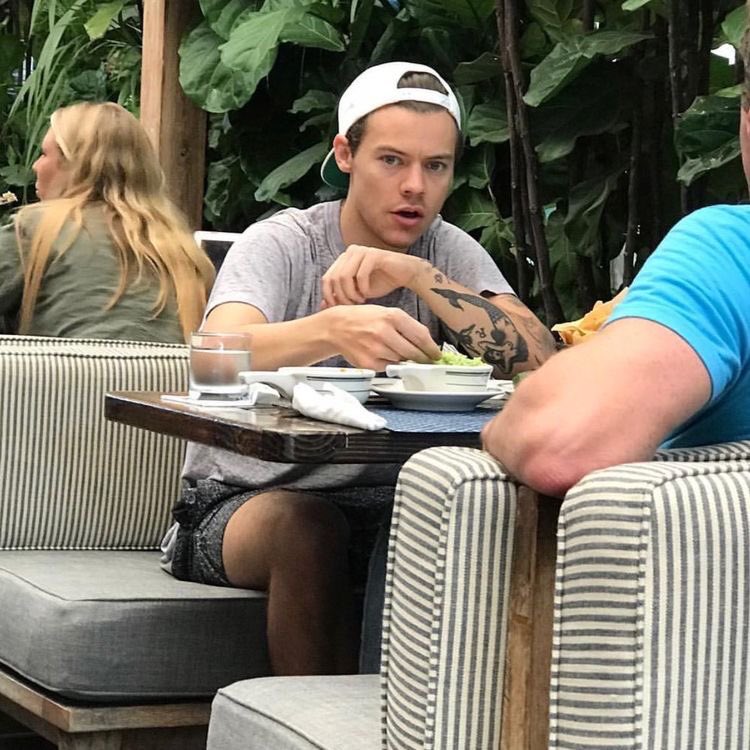 Harry Styles wearing snapbacks, a thread~ because he looks hot as fuck