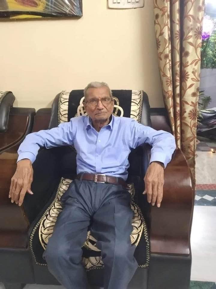 HitanandSharma's tweet image. “मैं 85 वर्ष का हो चुका हूँ, जीवन देख लिया है, आज नही तो कल जाना ही है लेकिन अगर उस स्त्री का पति मर गया तो बच्चे अनाथ हो जायेंगे इसलिए मेरा कर्तव्य है कि मैं उस व्यक्ति के प्राण बचाऊ। ऐसा कह कर कोरोना पीडित @RSSorg  के स्वयंसेवक श्री नारायण जी ने अपना बेड उस मरीज़ को दे दिया।