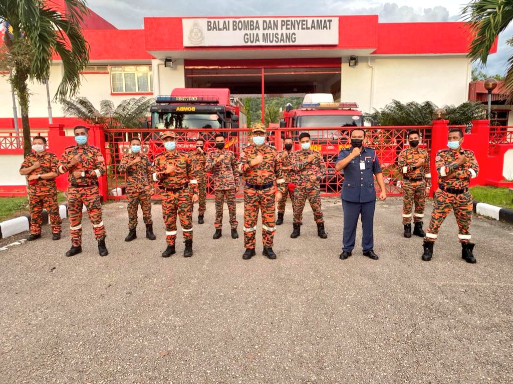 zainalmadasin's tweet photo. Admin; 27/4/2021 Berbesar hati menyantuni pegawai dan anggota Balai Bomba @bombaJBPM #GuaMusang dalam sesi lawatan kerja dan menyampaikan sedikit buah tangan untuk mereka nikmati waktu berbuka. @Wild4nBoMb4 @bombakelantan  @kpkt_gov #bombakelantan https://t.co/JmaLSafukl