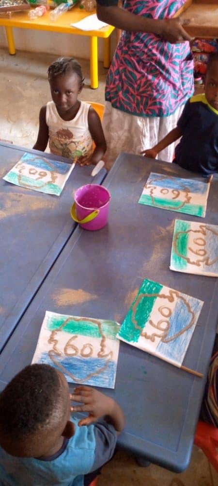 yakisawyerr's tweet image. To celebrate #SaloneAt60, our children at The #FCC #EarlyLearningAdventure, Congo Water designed the map of Sierra Leone. We are so very proud of our early learners!!

#FCCEarlyLearningAdventure
#TransformFreetown