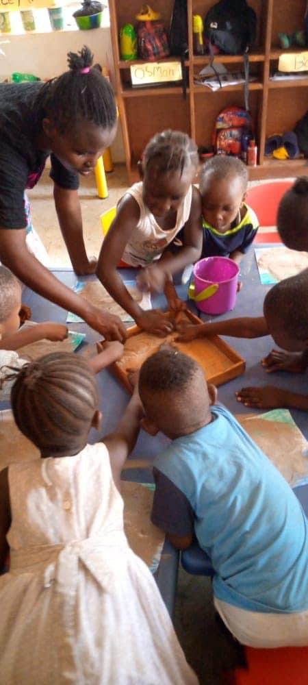 yakisawyerr's tweet image. To celebrate #SaloneAt60, our children at The #FCC #EarlyLearningAdventure, Congo Water designed the map of Sierra Leone. We are so very proud of our early learners!!

#FCCEarlyLearningAdventure
#TransformFreetown