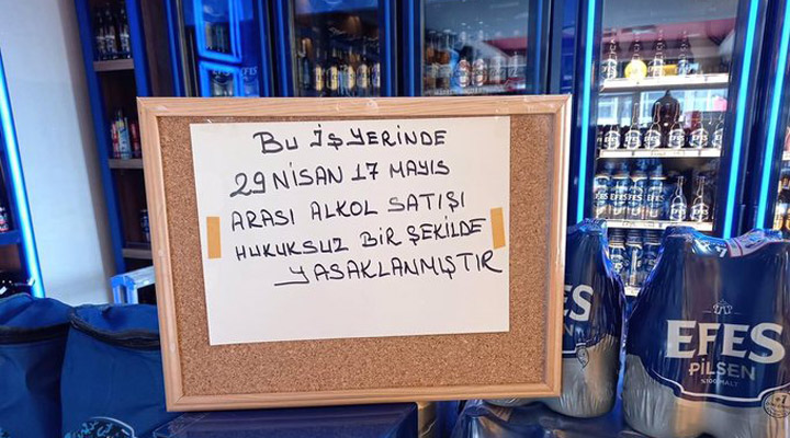 BirGun_Gazetesi's tweet photo. SOL Parti'den içki satışı yasağına tepki: Salgınla hiçbir ilgisi olmayan bu yasaklar, yaratmak istedikleri yaşam biçiminin küçük bir örneğidir, adı konmamış bir şeriat uygulamasıdır
https://t.co/hGF3bhLHj0 https://t.co/V7B2aS8eXy