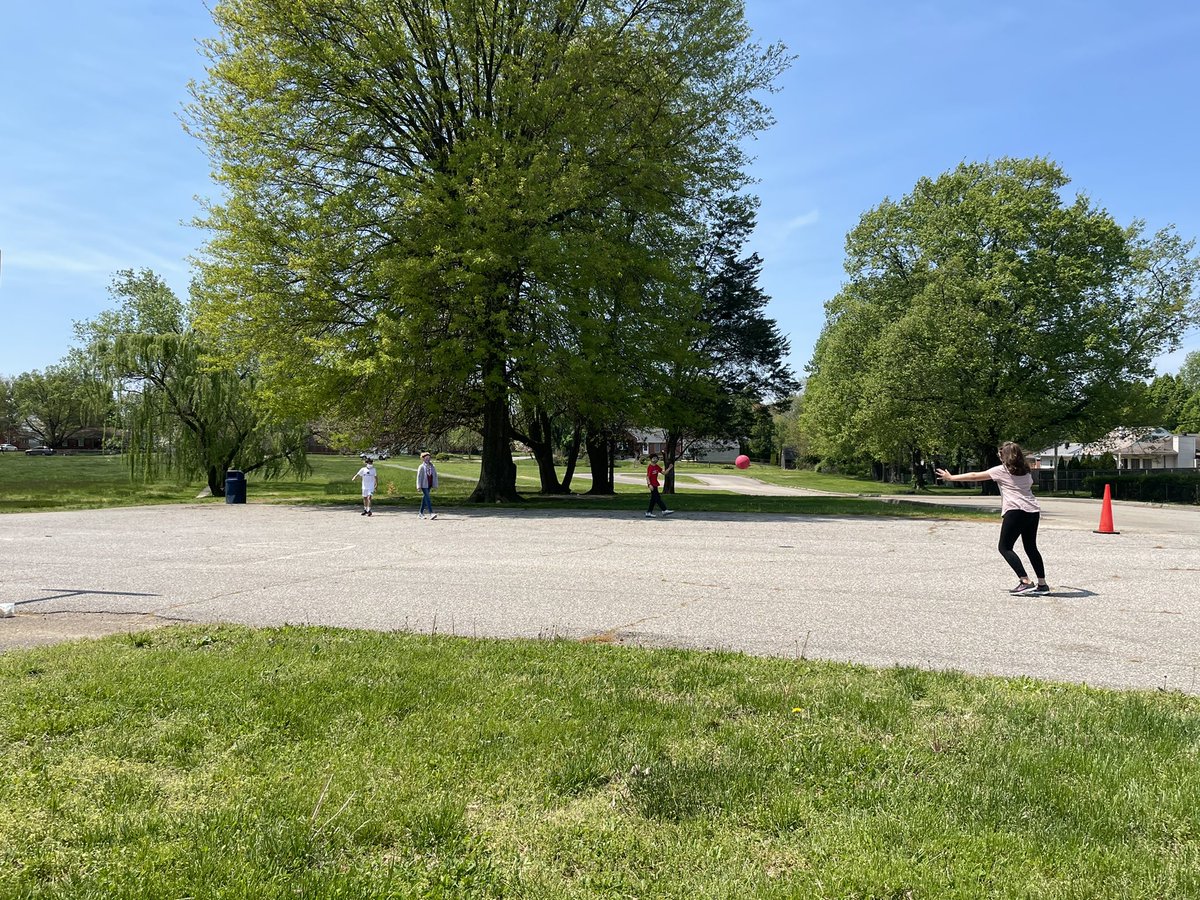 MsWeiter's tweet photo. Absolutely gorgeous day for some Monkey in the Middle with Group A! #recessfun #ghlionpride #springinKY #funin5th https://t.co/fYN6aDEgxE