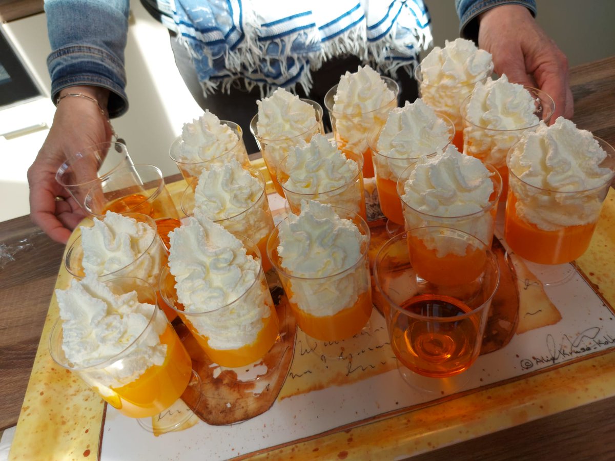 Heerlijk voorjaar in Rumpt en steeds meer bloesem in onze fruitbomen, 1e blaadjes aan de bomen, lammetjes in de wei, kleine gansjes en al 1 keer een ooievaar in ons nieuwe nest 💝 Met vandaag een plechtig Wilhelmus, hoedenfeest, Oud-Hollandse spelletjes én proost 
#vierhetleven