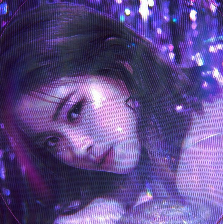 Jangan sesekali mempermainkan perasaan seseorang
Karena belum tentu seseorang itu kuat
Bisa saja ia rapuh ketika permainan itu menjatuhkan nya
Hingga bersimpuh luka
— Dhisya