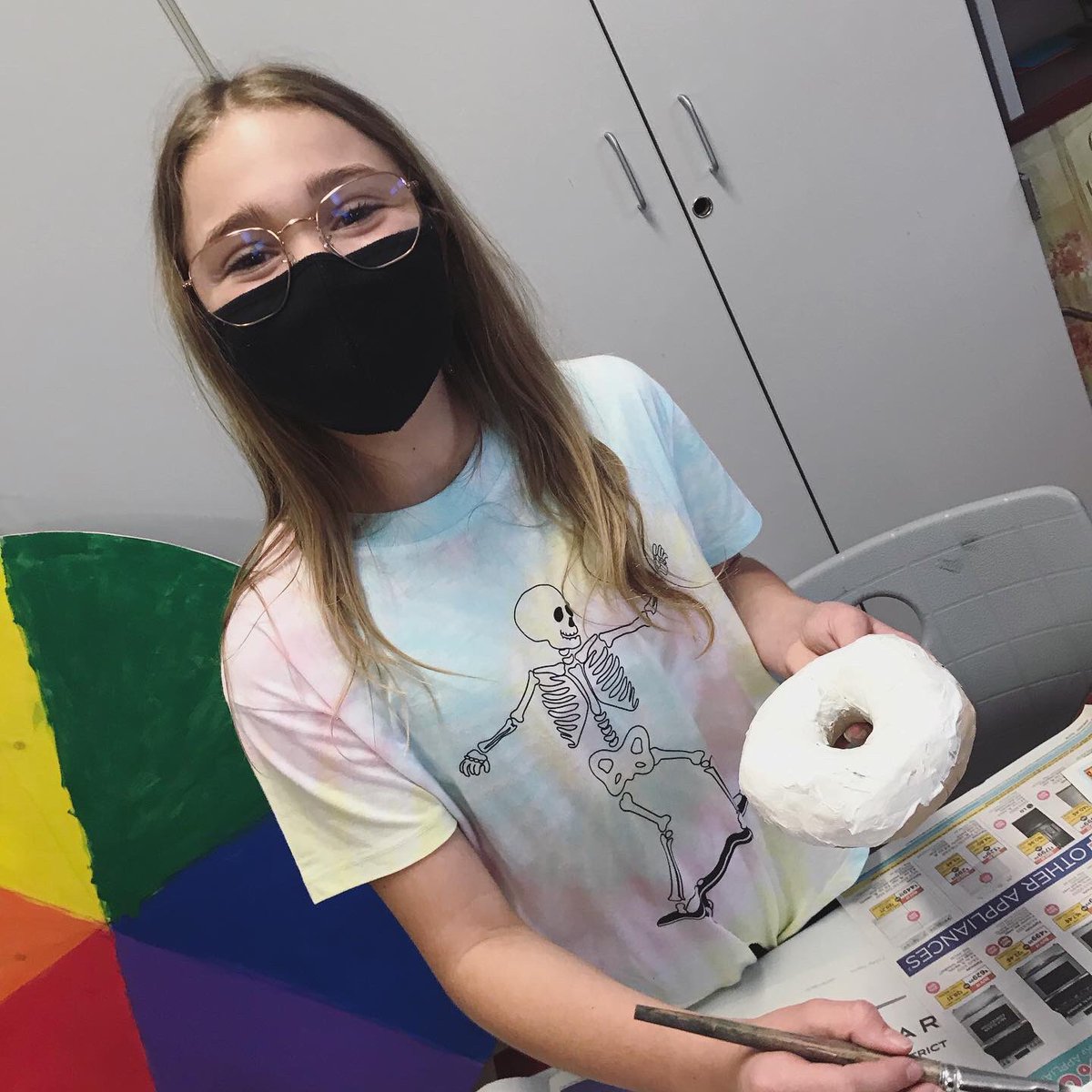 JAV_ARTISTS's tweet image. It’s donut painting season in the art room! 🍩 🎨 #misdproud @javitovskyelem