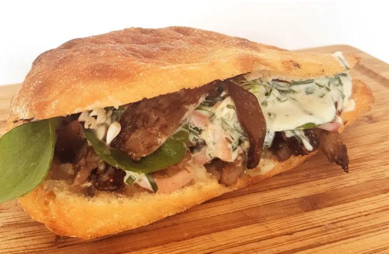 franceinter's tweet photo. Envie d'un kebab maison qui n'a rien à envier à la formule traditionnelle ? 
👉 Suivez la recette d'Ai Loan Dupuis du restaurant Sezono 

https://t.co/J4OG3XjOaV
#recette #vegetarienne #OnVaDeguster https://t.co/x6ULDWwx9k