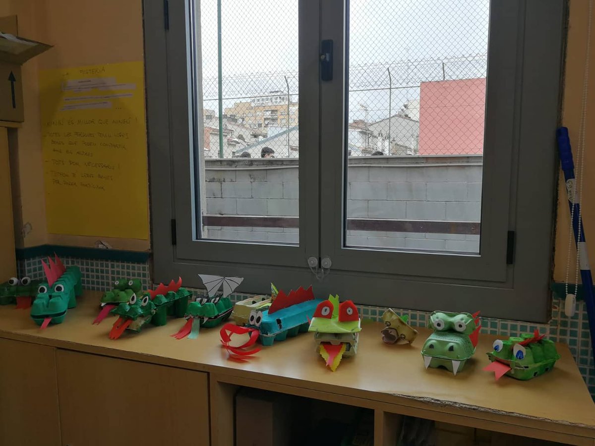 epiasabadell's tweet photo. 3r C TORNA DEL CONFINAMENT Celebrem St Jordi!
Després de fer l'activitat de tancament del confinament hem fet una exposició dels contes i dracs fets per ells i hem pogut completar el mural del passadis.
Molt bona feina nens i nenes!!!!
#3RPRIPIASABADELL
#SANTJORDIPIASABADELL https://t.co/ztlFnT2xm5